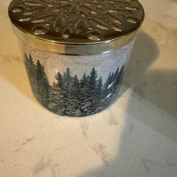 1 BATH & BODY WORKS FALLING FLURRIES SCENTED 3 WICK CANDLE 14.5 OZ LARGE NEW! - Picture 3 of 5